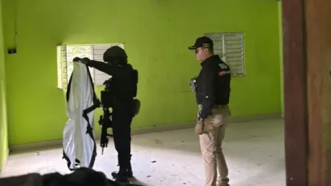 Pasadizos secretos y muros blindados: hallan búnker narco en Chiapas.
