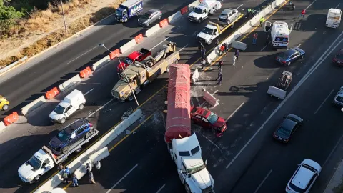 Tráiler embiste cerca de ocho vehículos y deja diez heridos en Belén.