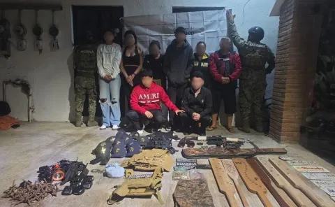 Marina detiene a ocho personas con arsenal en Puerto Vallarta, derivado de violencia por abatimiento de "El Mencho".