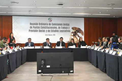 Senado aprueba reforma constitucional para reducir jornada laboral a 40 horas.