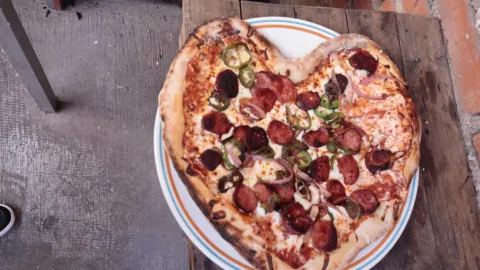 Negocio del centro de Tlaxcala ofrece pizzas en forma de corazón durante febrero.