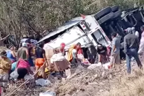 Volcadura de tráiler en carretera de Oaxaca deja rapiña.