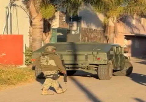 FGE realiza cateo de una bodega de autopartes robadas en Cuautlancingo.