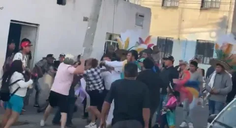 VIDEO Exceso de alcohol y peleas, así termina carnaval de San Pablo Xochimehuacan.