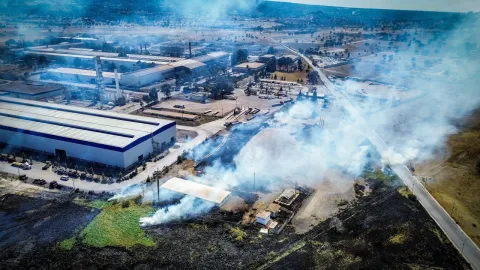 Controlan incendio en predio usado como corralón por la Fiscalía en Tzompantepec, Tlaxcala.