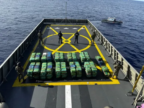 La Armada de México asegura cerca de 188 bultos con toneladas de cocaína al oeste de Isla Clarión.