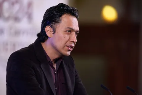 Marx Arriaga encabeza jornada de protesta y recalca que no dejará su cargo en la SEP.