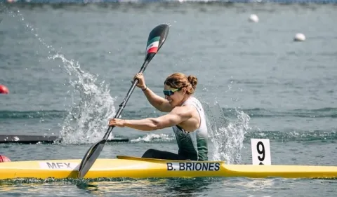 La kayakista Beatriz Briones durante una competencia internacional.