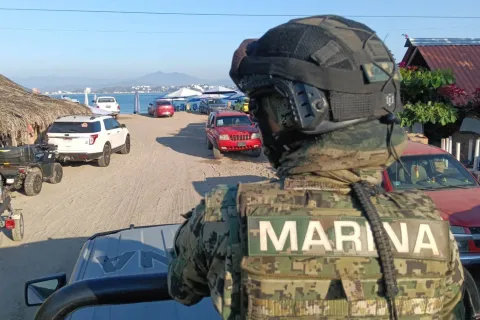 Armas y municiones asegura la Semar en Badiraguato, Sinaloa.