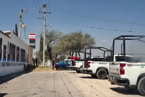 Clausuran gasolinera por venta de combustible de dudosa procedencia en Tepanco.