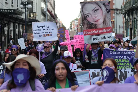 Contingente We R Women on Fire marchó a la Fiscalía de Puebla.