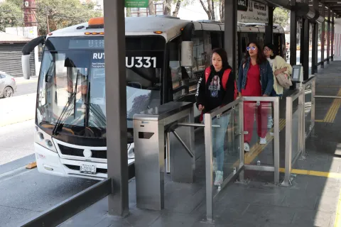 Estaciones de Línea 3 en Puebla ofrecen servicio pese a daños menores.