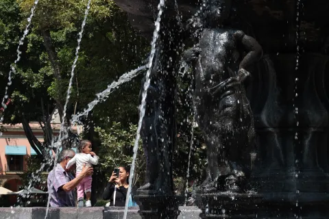 Fuente de San Miguel ubicada en el zócalo de Puebla luce limpia nuevamente.