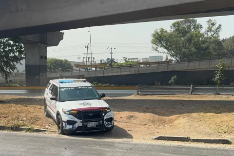 Patrulla municipal cae a zanja en la México-Puebla.