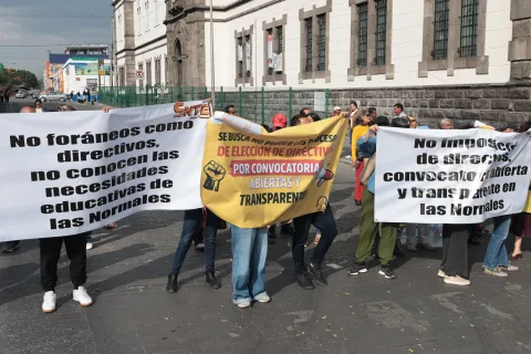 Profesores de la Escuela Normal Superior del Estado cierran la 11 Sur en Puebla.