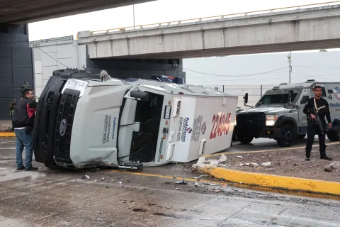 Se registra volcadura de Camión de Valores en Valsequillo.