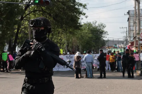 Detienen a 16 integrantes de La Familia Michoacana en el mercado Morelos.