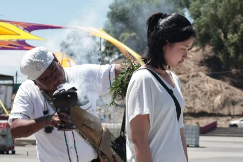 En San Pedro Cholula realizan limpias a personas durante el Equinoccio.