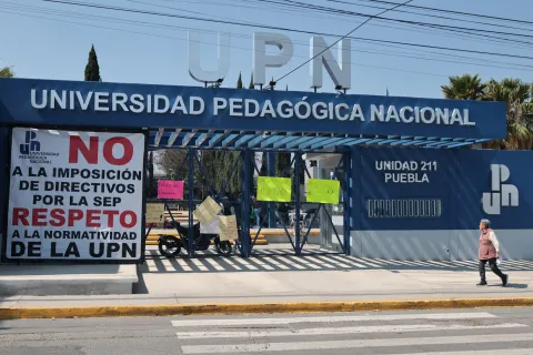 Estudiantes toman la UPN 211 en Puebla, piden restitución del exdirector.