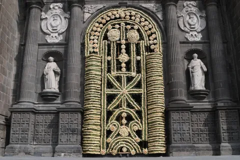 Colocan retablo de Flor de Cucharilla en Catedral de Puebla.
