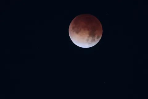 Eclipse lunar dio lugar a una Luna de Sangre.