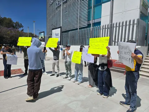 Poblanos acusan a Yoltic de defraudarlos en compraventa de autos.