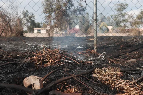 Sofocan incendio en terreno de la colonia Villa Verde en Puebla.