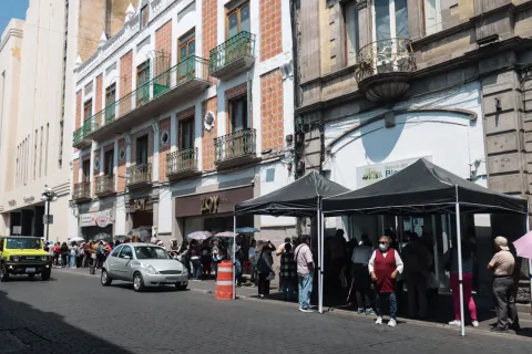 Adultos mayores en Puebla pasan horas para cobrar su pensión del Bienestar.