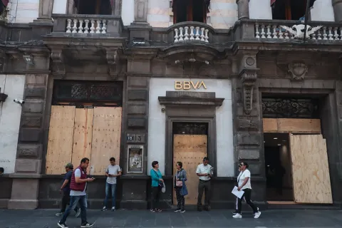 Aseguran inmuebles en el Centro Histórico de Puebla por la Marcha del 8M.
