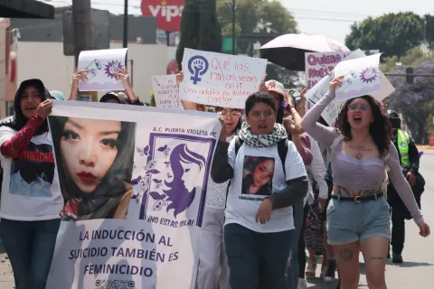 Realizan marcha de Puerta Violeta A.C., arriba a la FGE.