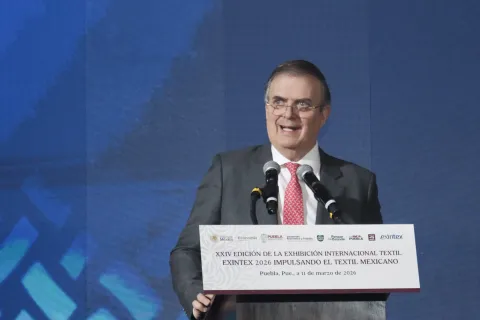 Descarta Marcelo Ebrard que exista recorte de personal en Volkswagen.