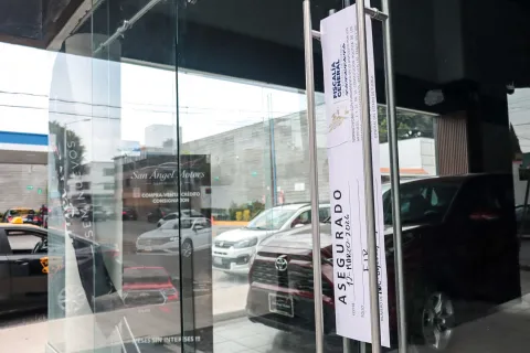 FGE de Puebla asegura agencia de autos San Ángel Motors.