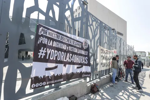 Jóvenes se manifiestan en el Congreso de Puebla por la jornada laboral de 40 horas.