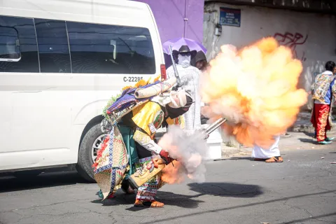 Habitantes celebran el Carnaval de San Baltazar Campeche en Puebla.