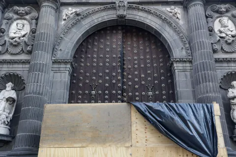VIDEO Inician Trabajos de restauración en Puerta Norte de Catedral de Puebla.