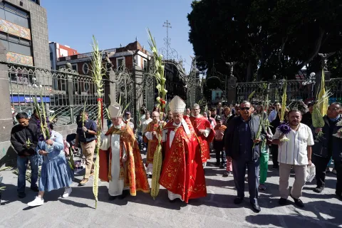 Fieles católicos acuden a la Catedral de Puebla en el Domingo de Ramos.