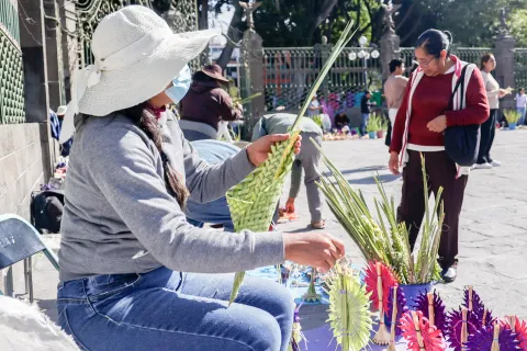 Venta de Palmas en el atrio de la Catedral de Puebla.