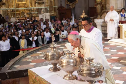 Realizan Misa Crismal en la Catedral de Puebla.