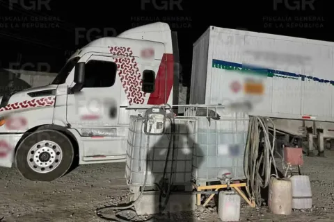 Fueron asegurados más de 50 mil litros de hidrocarburo en Emiliano Zapata, Hidalgo.