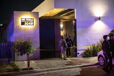 En plena fiesta, sujeto dispara contra grupo musical y mata a vocalista en Tijuana.