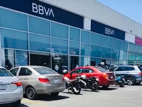 En Atlixco se registra presunto asalto a sucursal bancaria.