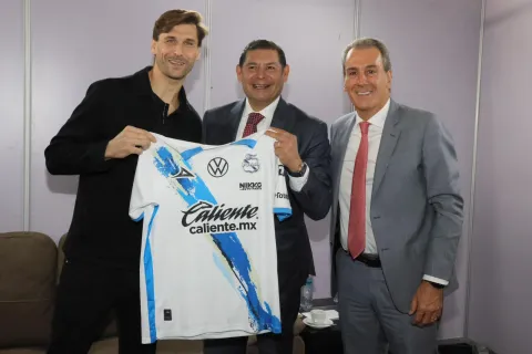 Alejandro Armenta regala playera del Puebla a Fernando Llorente.
