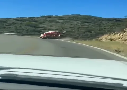 Pipa se va directo a un barranco en la Tehuacán-Huajuapan.