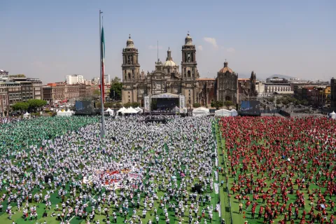 Zócalo de México se anota un golazo, con la cancha gigante más grande del mundo.