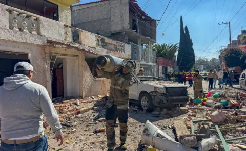 Cerca de 12 personas heridas deja explosión en Coacalco, Estado de México.