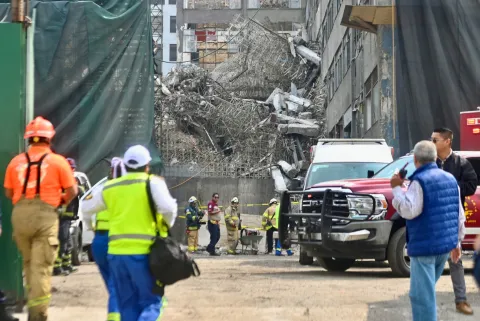 Colapsa edificio en la alcaldía Cuauhtémoc, hay una persona muerta.