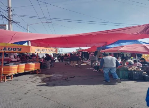 Retiran a 28 comerciantes de la vía del Tren en Tianguis Lázaro Cárdenas.