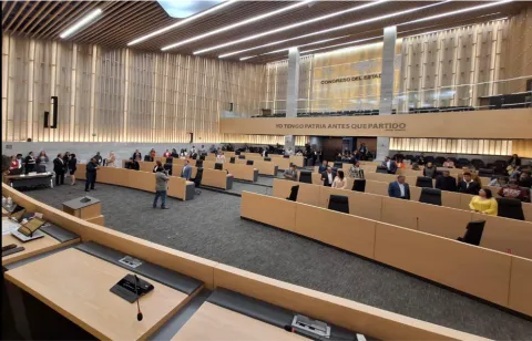 Congreso del Estado de Puebla avala fin a pensiones doradas de exfuncionarios públicos.