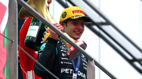 Antonelli supera a Russell y logra su primera victoria en la F1 en China.