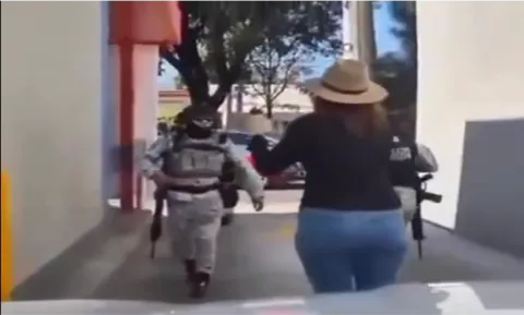 Ciudadana regala helados a efectivos de la Guardia Nacional.